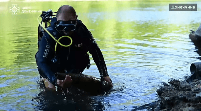 Піротехніки знешкодили 15 артилерійських снарядів в річці Сіверський Донець на Донеччині (відео)