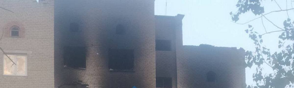 В окупованому Донецьку вигоріли поверхи багатоквартирного будинку (фото)