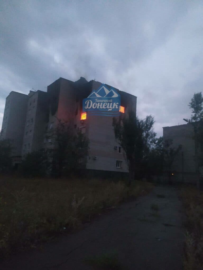 В окупованому Донецьку вигоріли поверхи багатоквартирного будинку (фото)