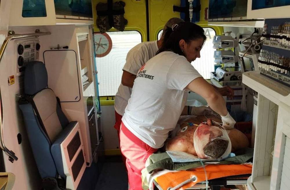 "Лікарі без Кордонів" перевезли двох пацієнтів із важкими пораненнями з Костянтинівки до Дніпра