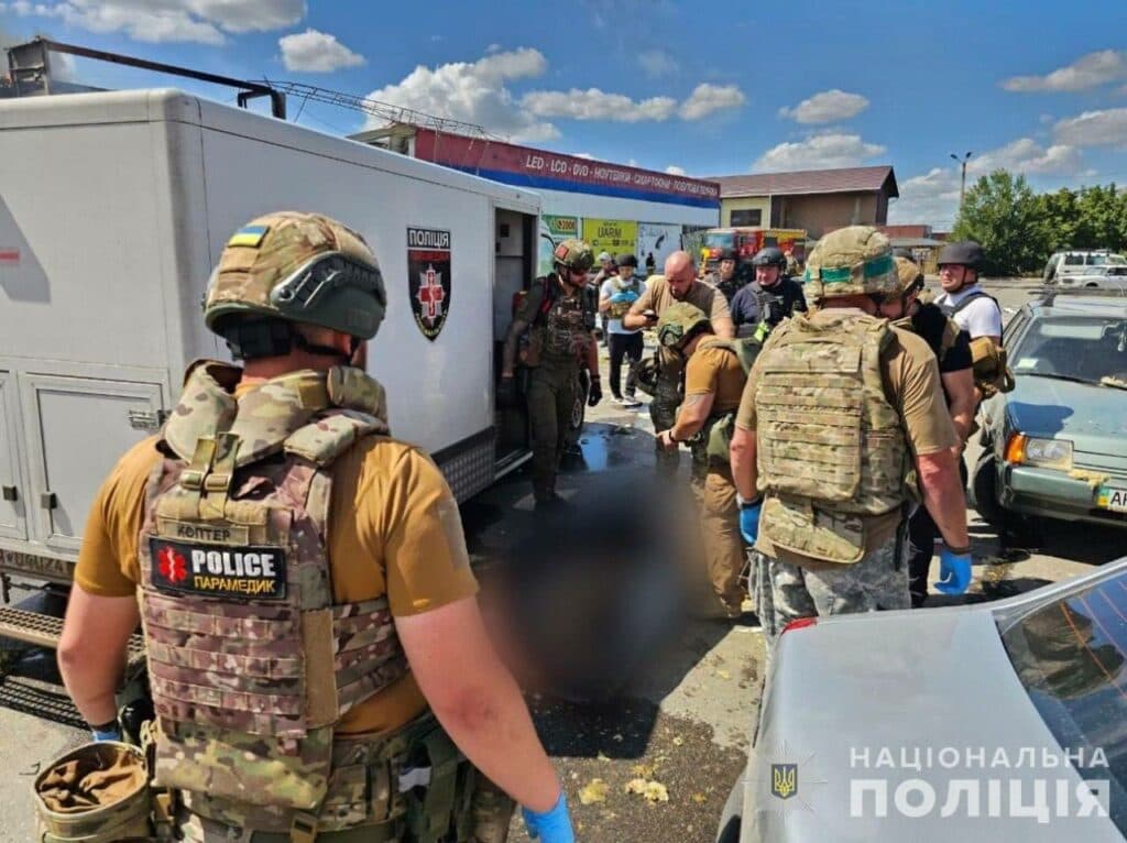 У Костянтинівці вже відомо про 11 загиблих після обстрілу: з-під завалів дістали тіло дитини (фото з місця події)