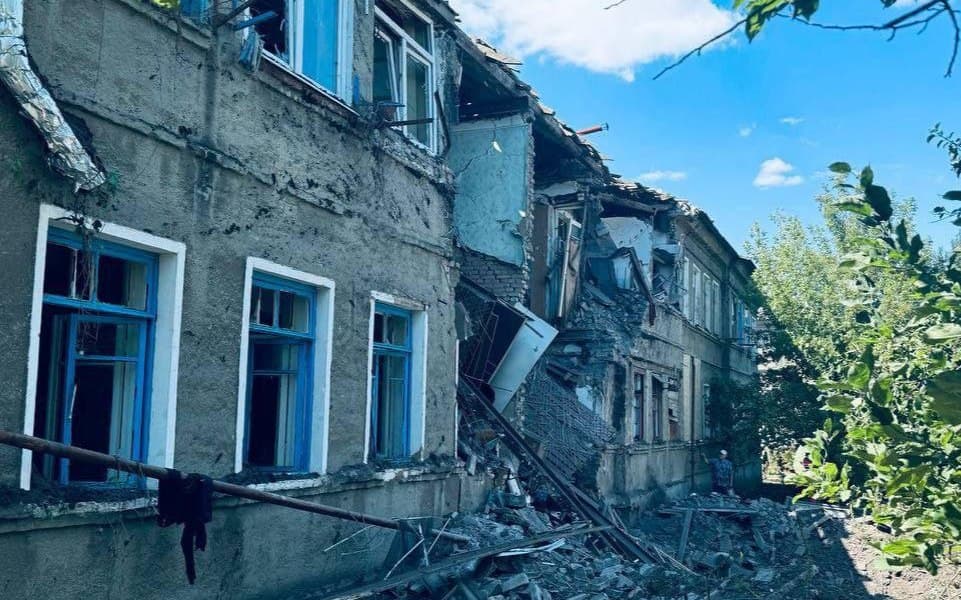 У Краматорську ворожа ракета влучила у двоповерхівку