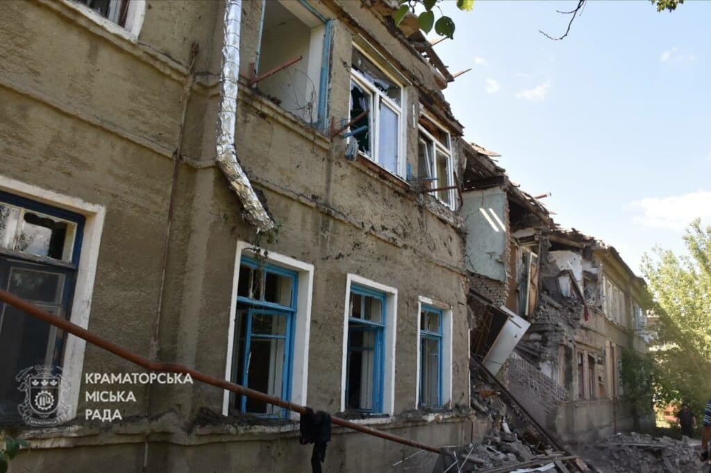 У Краматорську показали наслідки ворожого ракетного удару (фото)