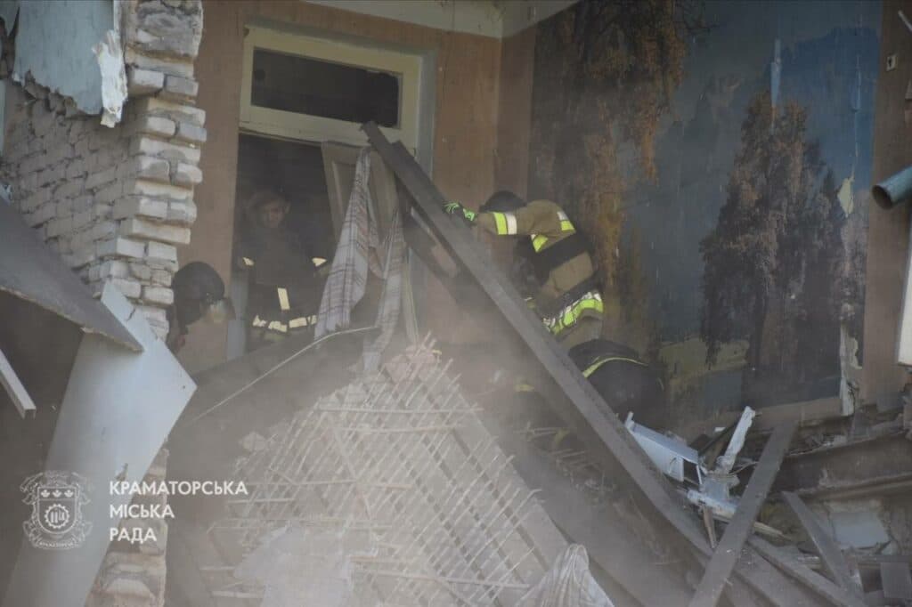 У Краматорську показали наслідки ворожого ракетного удару (фото)