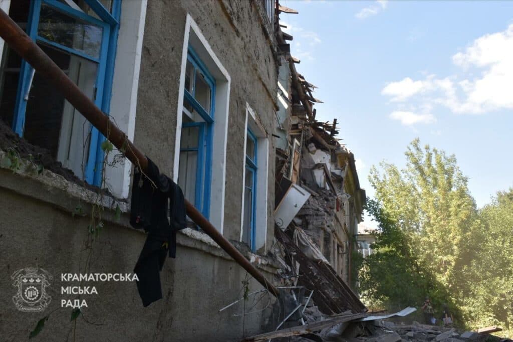 У Краматорську показали наслідки ворожого ракетного удару (фото)