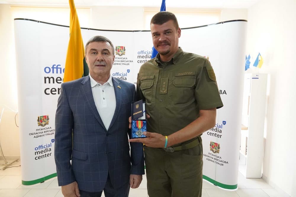 Почесний консул Литовської Республіки у Луганській області нагородив голову Луганської ОВА і склад адміністрації медалями "За заслуги" (фото)