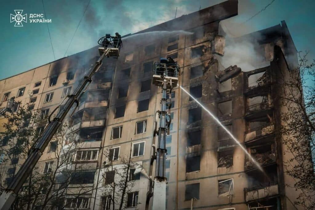 Луганські рятувальники в Харкові допомагають колегам на місці ворожого удару по багатоповерхівці