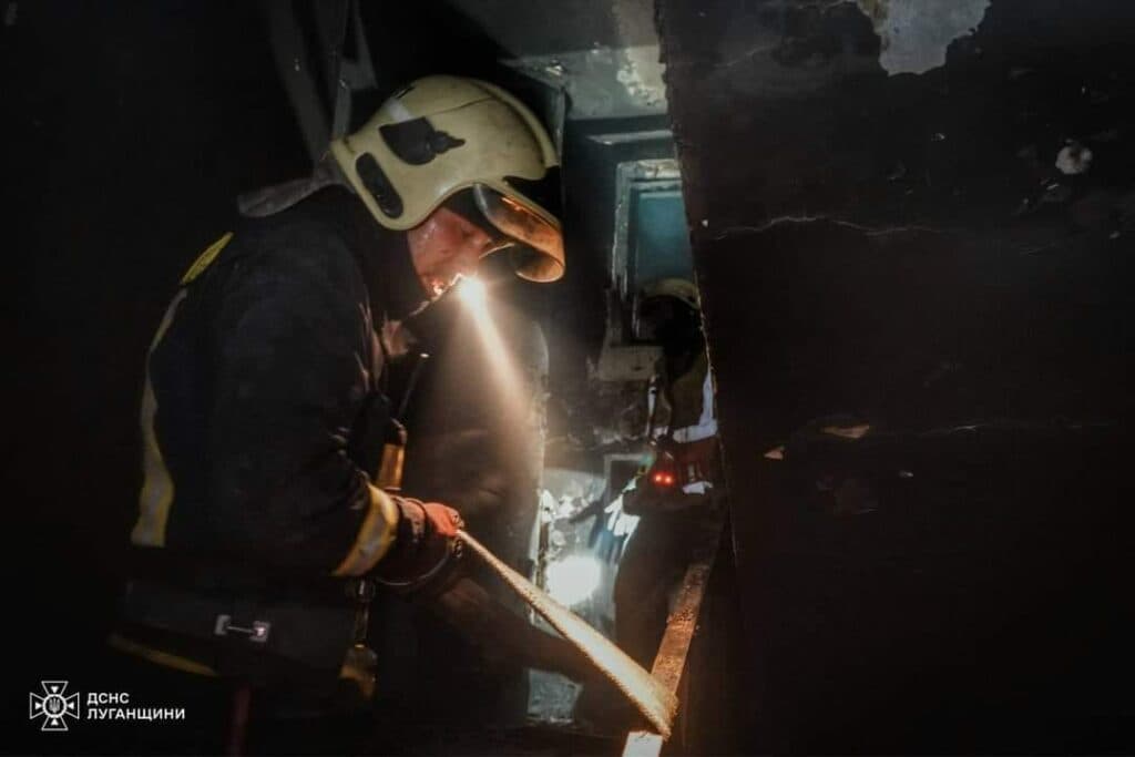 Луганські рятувальники в Харкові допомагають колегам на місці ворожого удару по багатоповерхівці