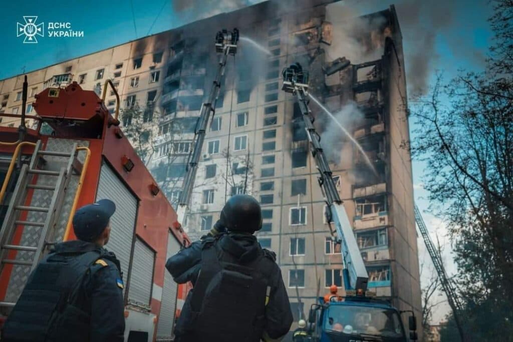 Луганські рятувальники в Харкові допомагають колегам на місці ворожого удару по багатоповерхівці