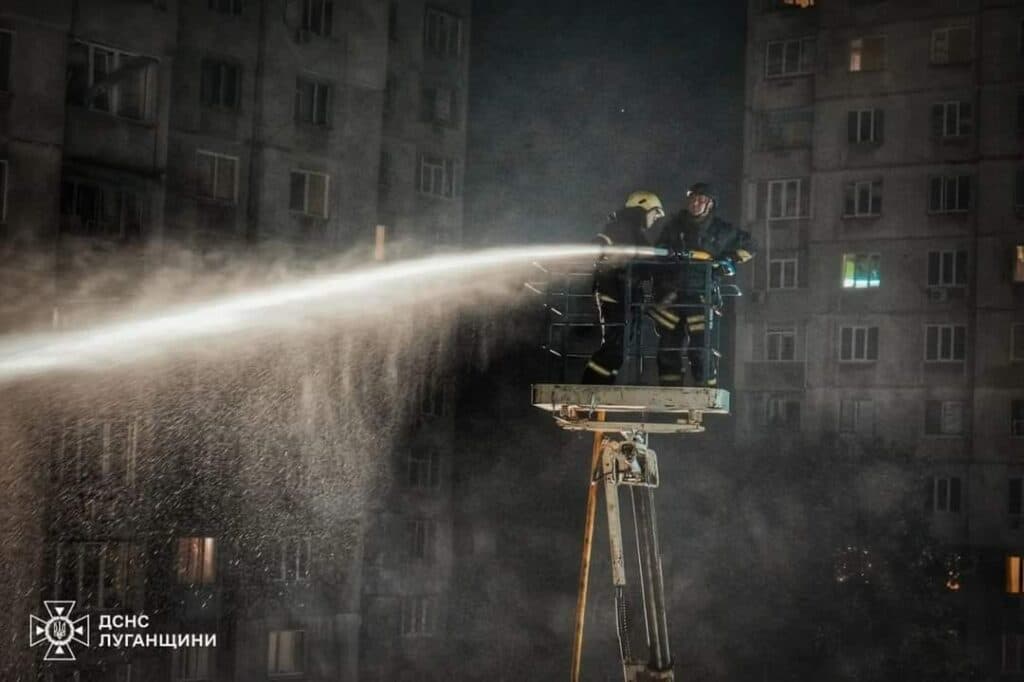 Луганські рятувальники в Харкові допомагають колегам на місці ворожого удару по багатоповерхівці