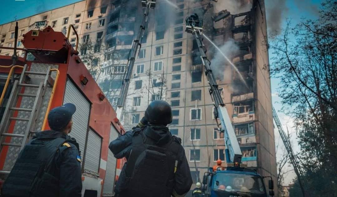 Луганські рятувальники в Харкові допомагають колегам на місці ворожого удару по багатоповерхівці