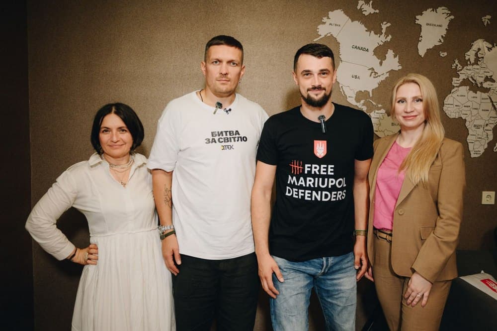 Усик привітав оборонця Маріуполя з новосіллям та подарував свої боксерські рукавиці