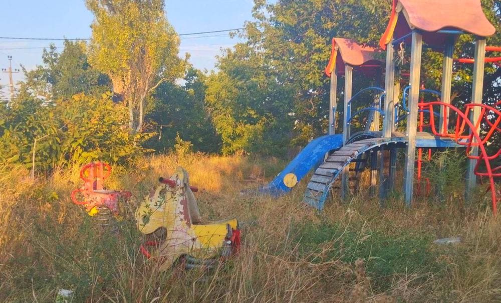 В окупованому Маріуполі дитячі майданчики перетворюються на звалище (фото)