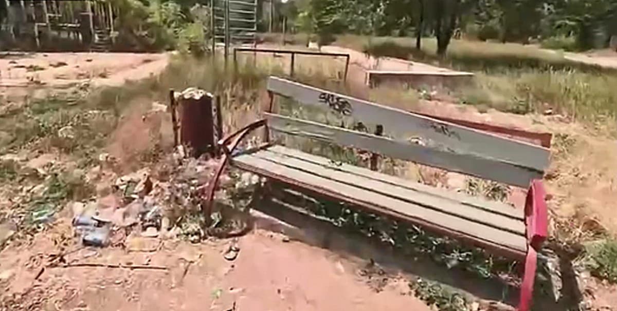 Житлові квартали Маріуполя потопають у смітті (відео)