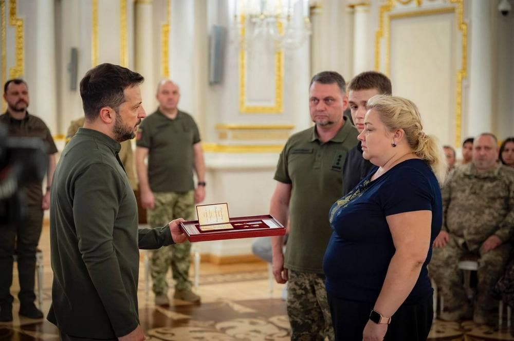 Зеленський вручив орден "Золота Зірка" родині захисника Маріуполя