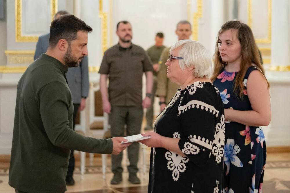 Зеленський вручив орден "Золота Зірка" родині захисника Маріуполя