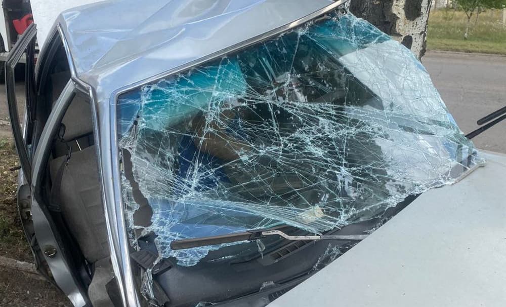 В Мирнограді сталося смертельне ДТП: тіло чоловіка затиснуло в автівці (фото)