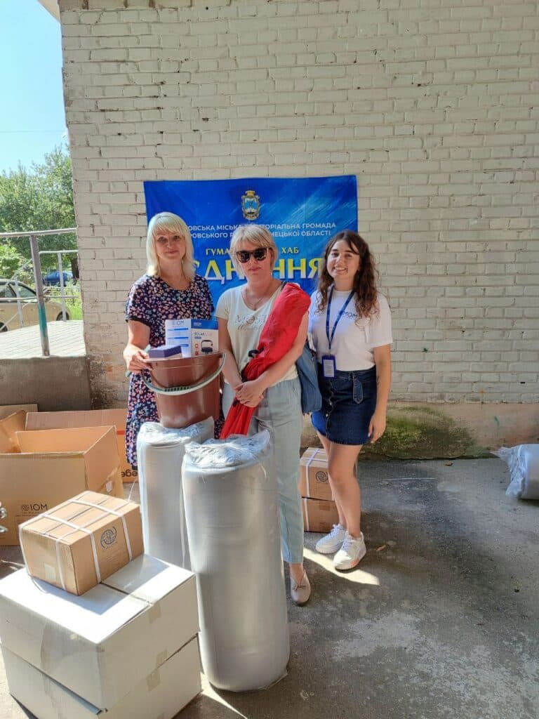 Переселенцям з Покровська МОМ надала гуманітарну допомогу (фото)