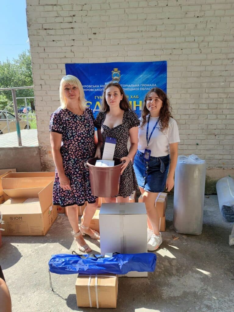 Переселенцям з Покровська МОМ надала гуманітарну допомогу (фото)