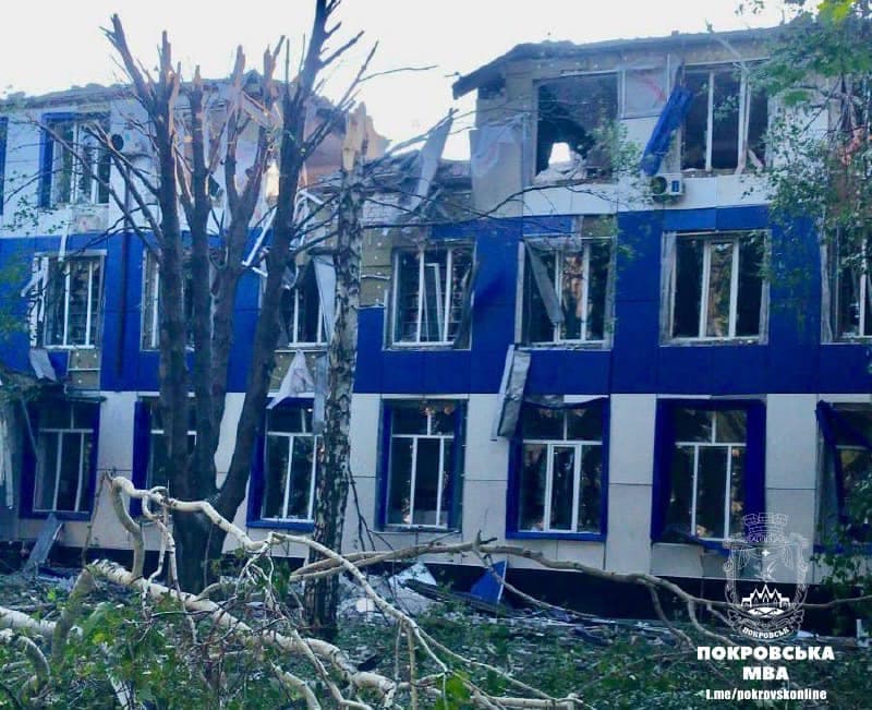 Загарбники серед ночі обстріляли Покровськ, є багато руйнувань (фото)