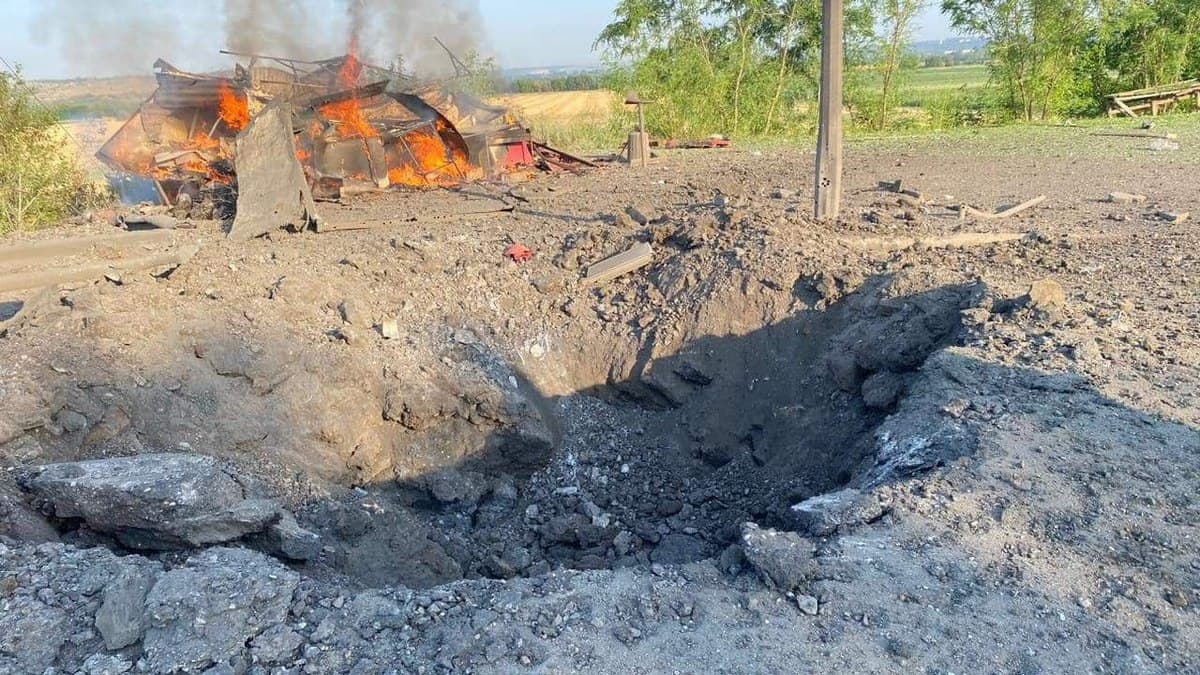 Слов'янськ знову обстріляли окупанти: постраждало авто і торгівельний павільйон