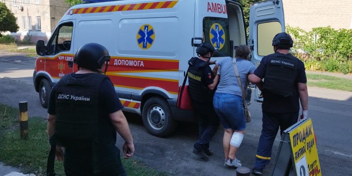 Столичні рятувальники надали допомогу пораненій жінці в Українську на Донеччині