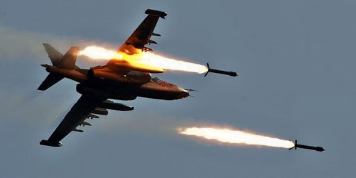 Стрільба некерованими авіаційними ракетами типу С-8 з борту літака Су-25