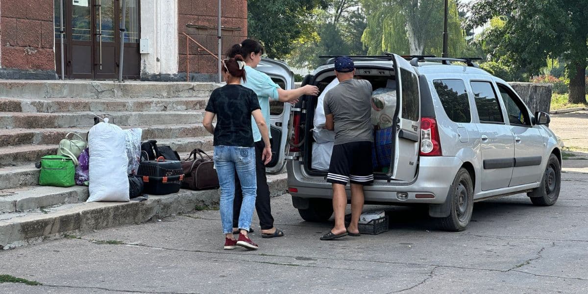 Волонтери завантажують речі жителів Мирнограда, які евакуюються з міста, 21 серпня 2024 року. Суспільне Донбас