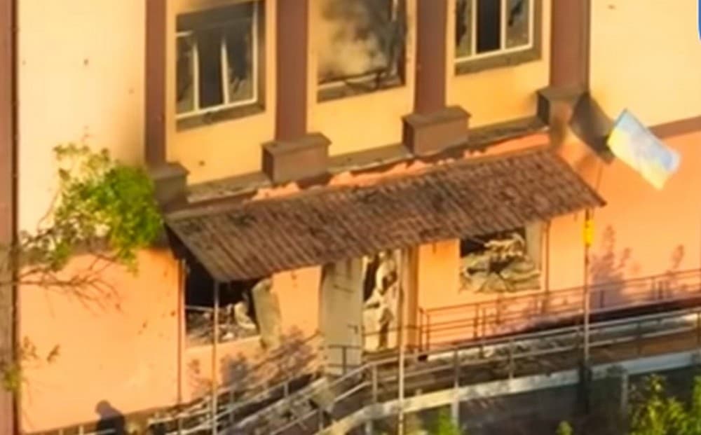 Українські військові збили ворожий триколор і повернули український стяг у Нью-Йорку на Донеччині (відео)