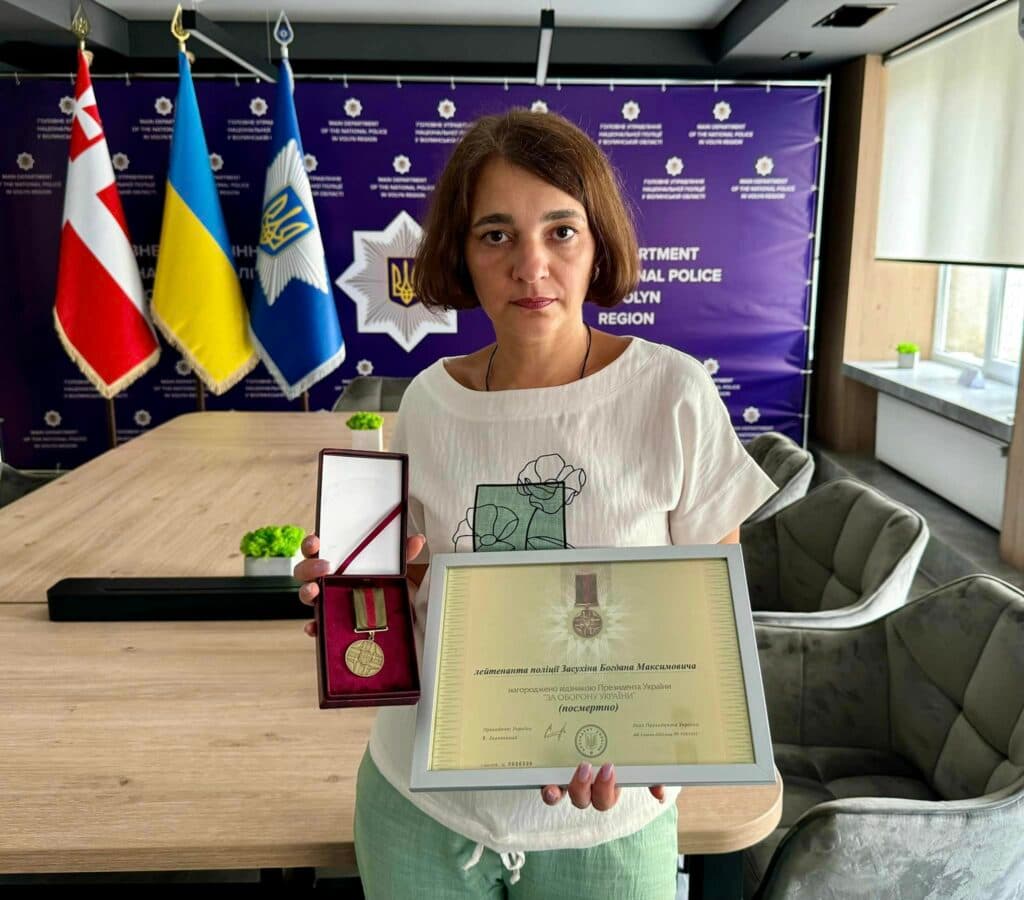 мама богдана засухина с наградой ее сына