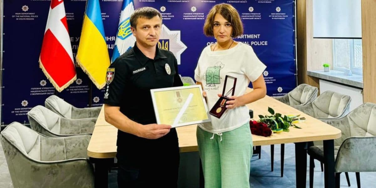 мама богдана засухіна з нагородою її сина та поліціянтом