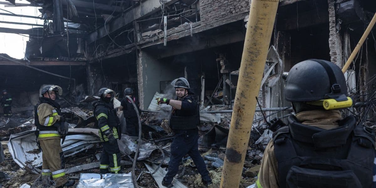 місце російського удару по торговельному центру в Костянтинівці 9 серпня 17