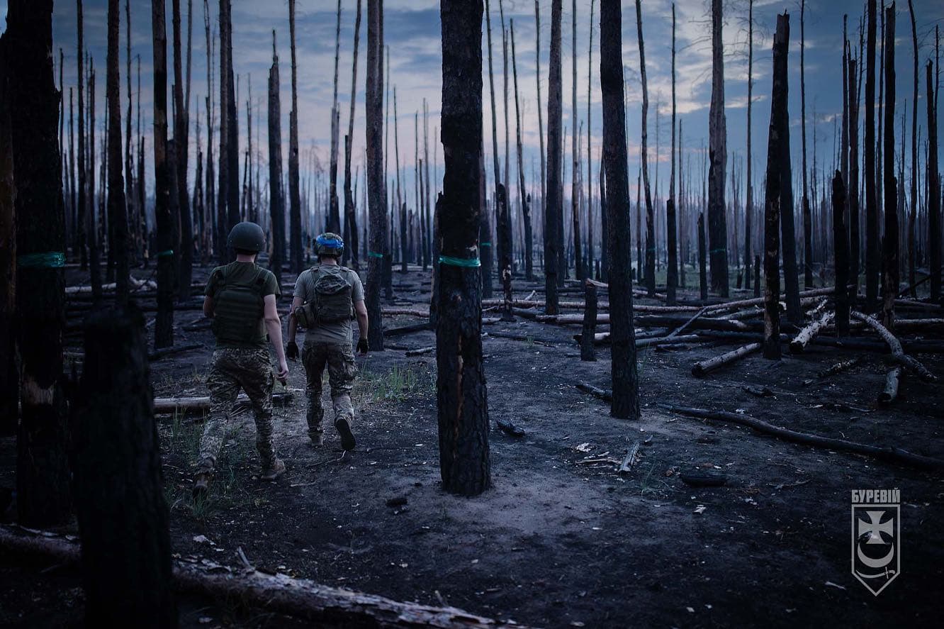 Бійці батальйону «Хорив» 1-ї Президентської бригади оперативного призначення імені гетьмана Петра Дорошенка «Буревій» НГУ - на спостережному пункті у Серебрянському лісі 1