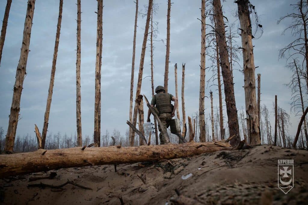 Бійці батальйону «Хорив» 1-ї Президентської бригади оперативного призначення імені гетьмана Петра Дорошенка «Буревій» НГУ - на спостережному пункті у Серебрянському лісі 8