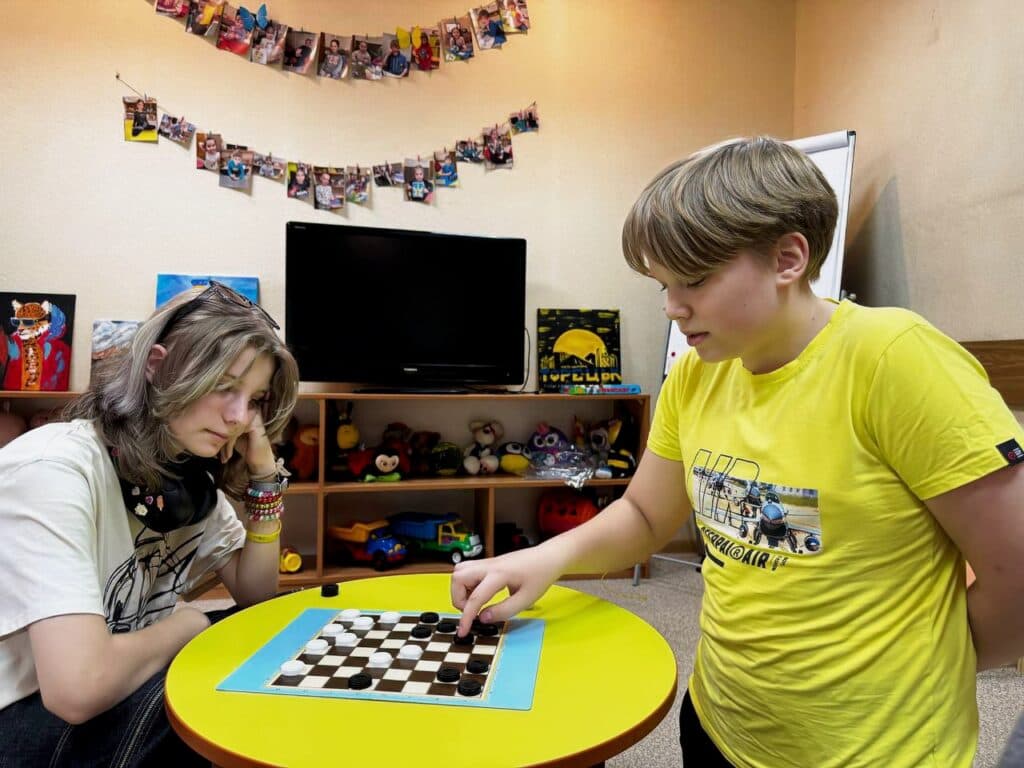 Дети-переселенцы из 4 общин Донбасса поиграли в шашки в Днепре 2