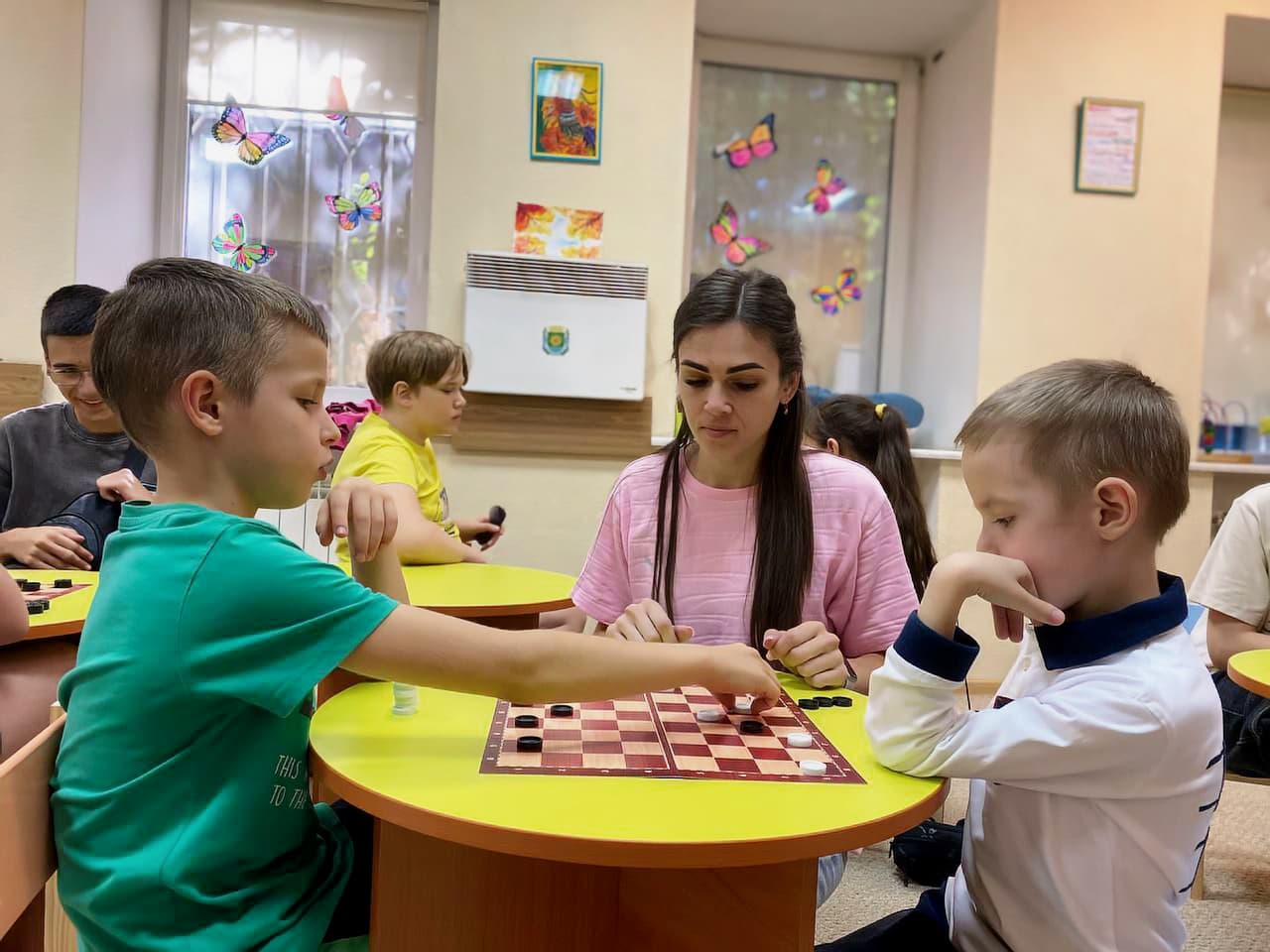 Дети-переселенцы из 4 общин Донбасса поиграли в шашки в Днепре 3