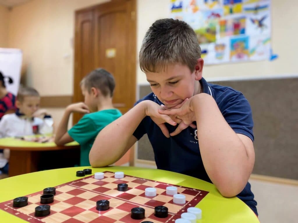 Дети-переселенцы из 4 общин Донбасса поиграли в шашки в Днепре 4