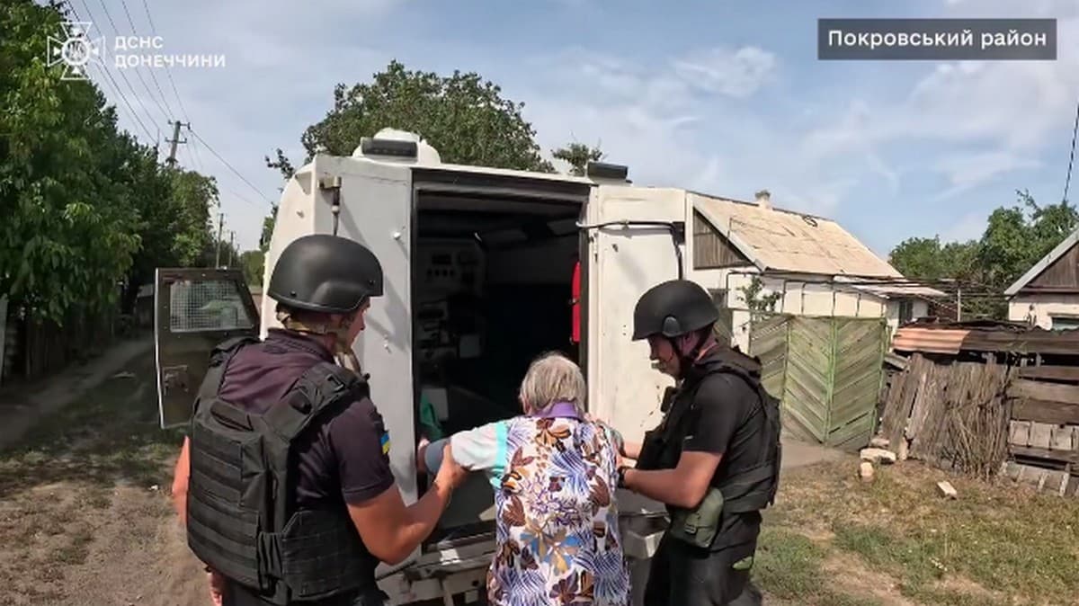 За тиждень надзвичайники під час евакуації в Покровському районі надали допомогу 305 особам (відео)