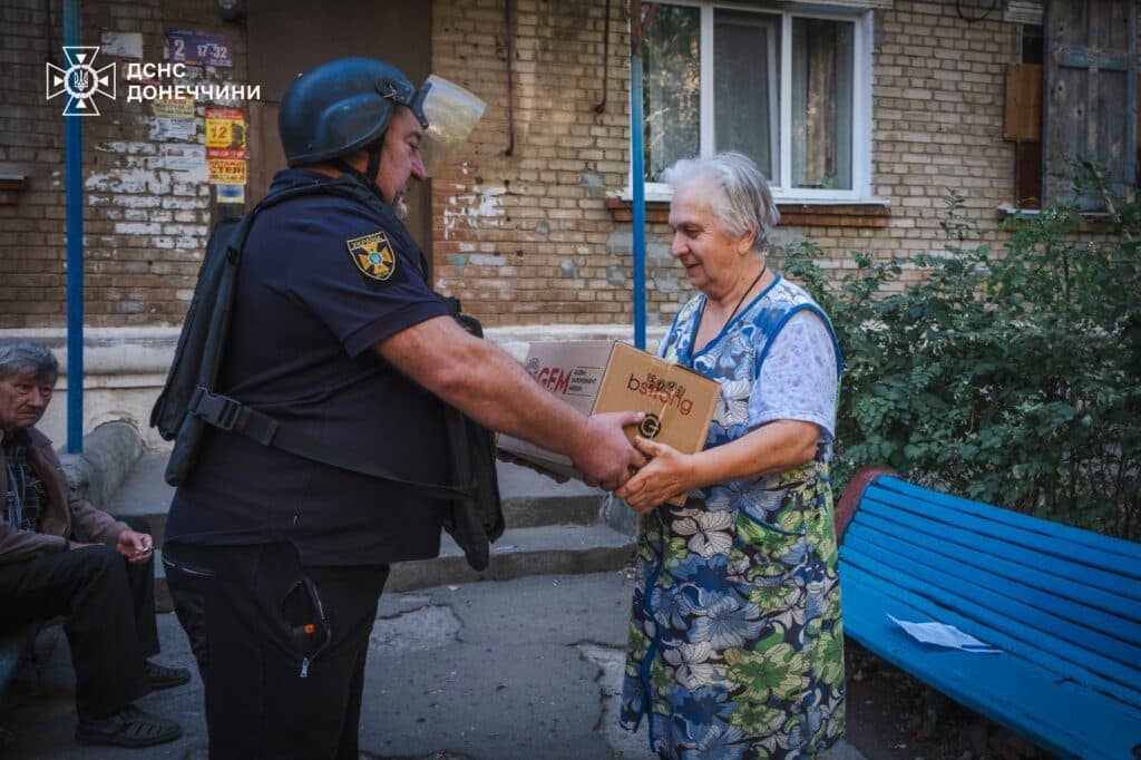 Мешканцям прифронтових населених пунктів Донеччини рятувальники доставили понад 21 000 кілограмів гуманітарної допомоги