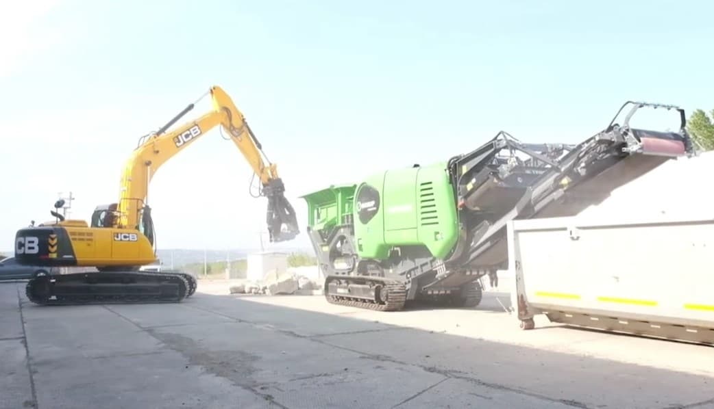 Донеччина отримала від уряду Великої Британії та Фонду Партнерство за сильну Україну техніку для переробки будівельного сміття