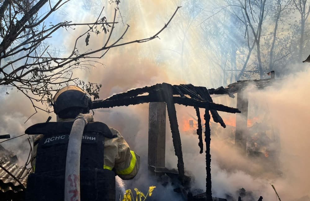 Під обстрілами рятувальники ліквідовують пожежі у Мирнограді