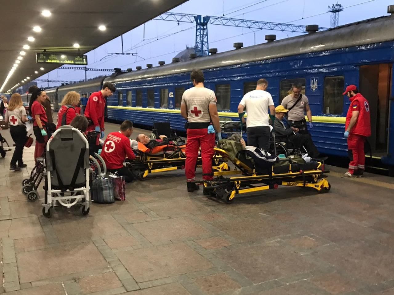 Евакуаційні потяги з вагонами для маломобільних людей
