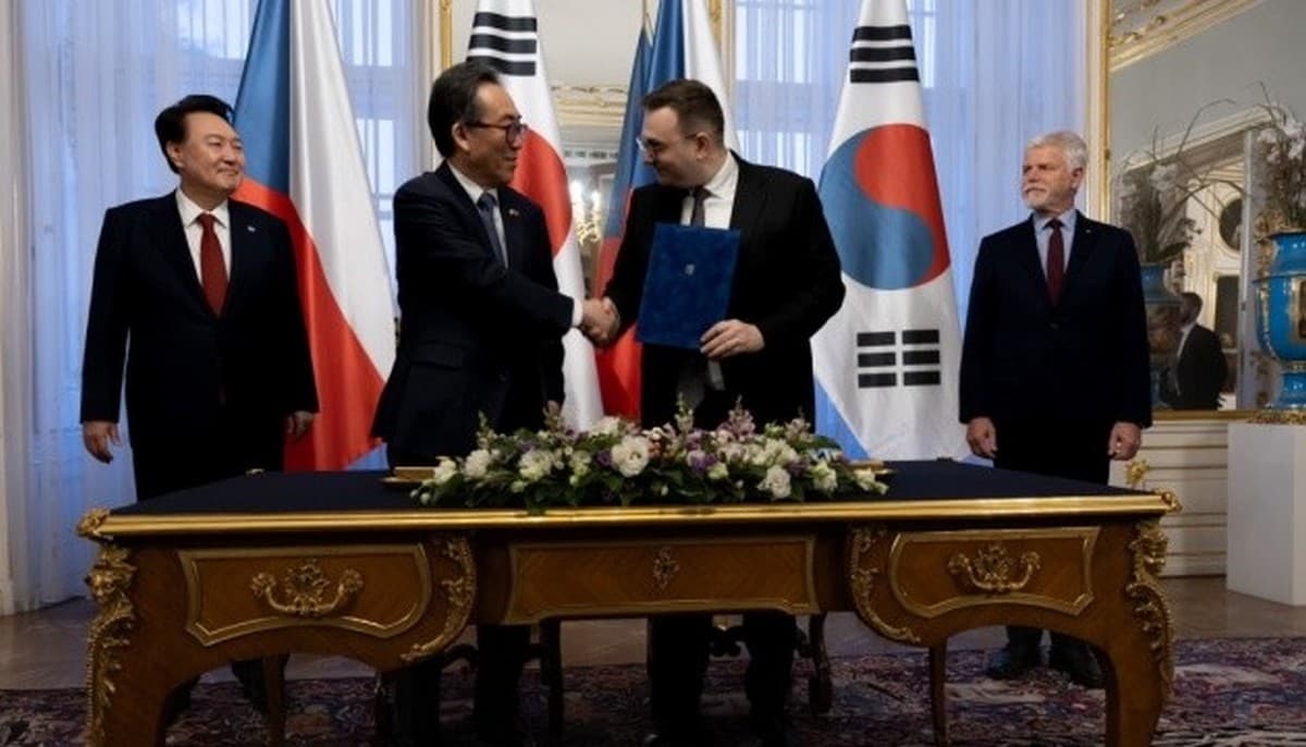 Південна Корея і Чехія уклали меморандум про взаєморозуміння щодо співпраці у сфері гуманітарної допомоги та відновлення України. Документ у присутності президентів двох країн Юн Сок Йоля та