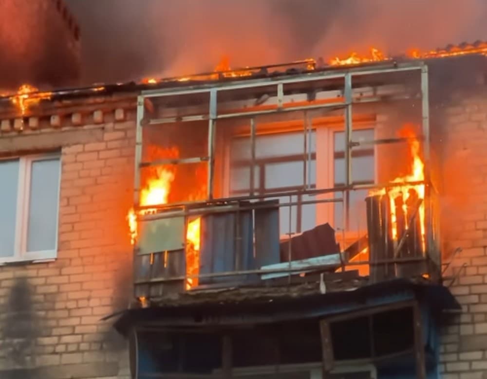 У Краматорську палає дев'ятиповерхівка (відео)