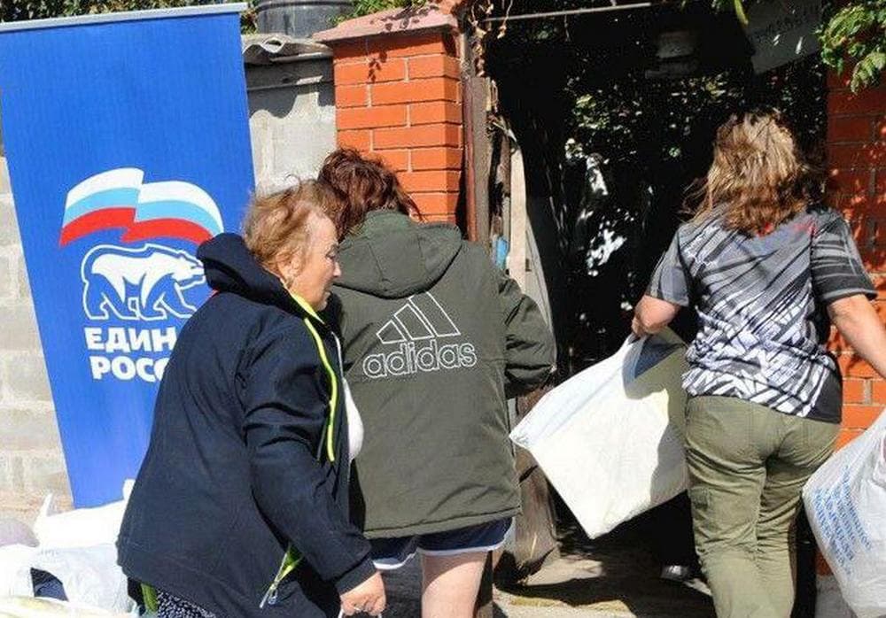 Загарбники заселяють "біженців" з Курщини у будинки маріупольців (фото)