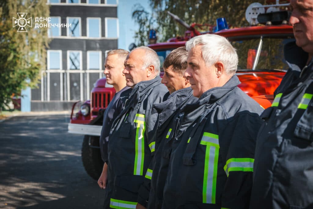 Рятувальники Донеччини передали Лиманському центру безпеки громадян пожежні автомобілі (фото)
