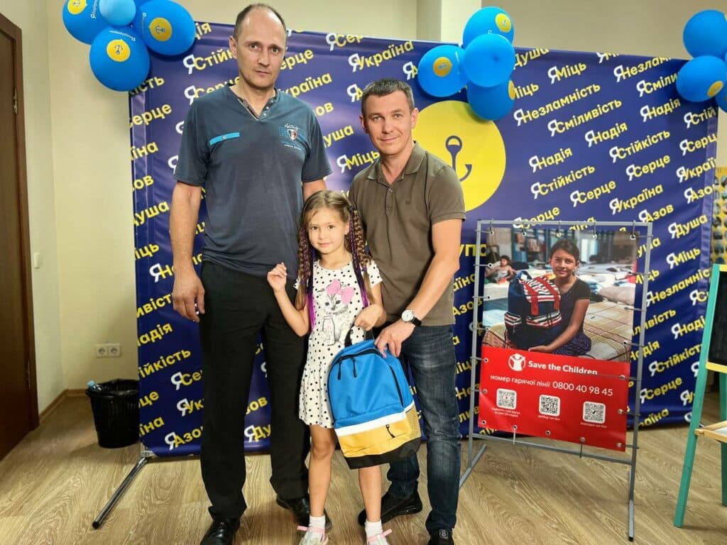 Міжнародна підтримка діє: рюкзаки та канцелярію для навчання отримали маріупольці (фото)