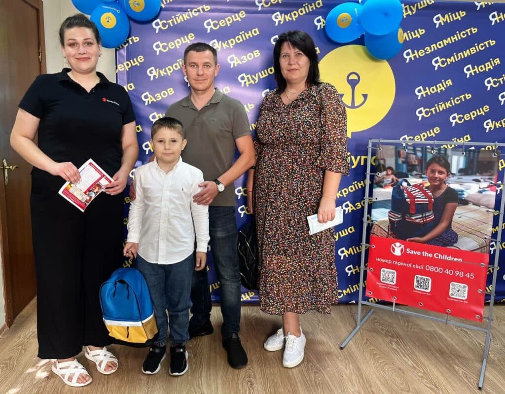 Міжнародна підтримка діє: рюкзаки та канцелярію для навчання отримали маріупольці (фото)