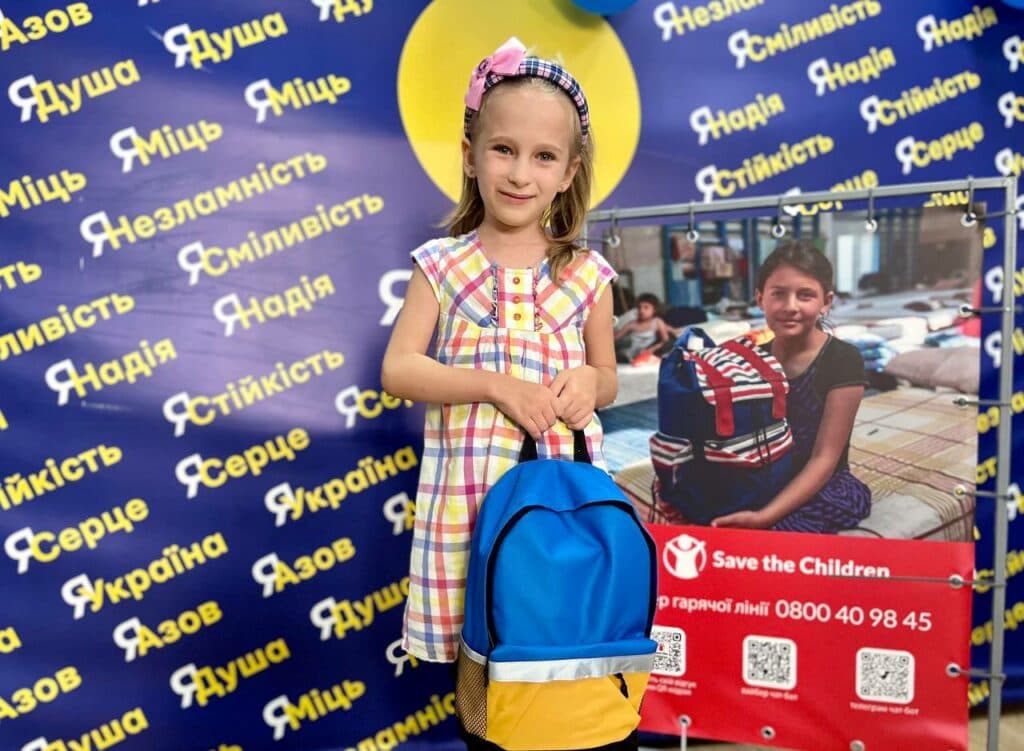 Міжнародна підтримка діє: рюкзаки та канцелярію для навчання отримали маріупольці (фото)