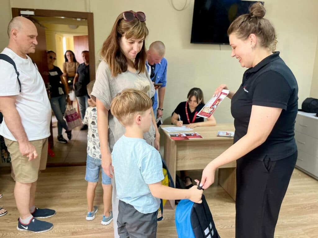 Міжнародна підтримка діє: рюкзаки та канцелярію для навчання отримали маріупольці (фото)